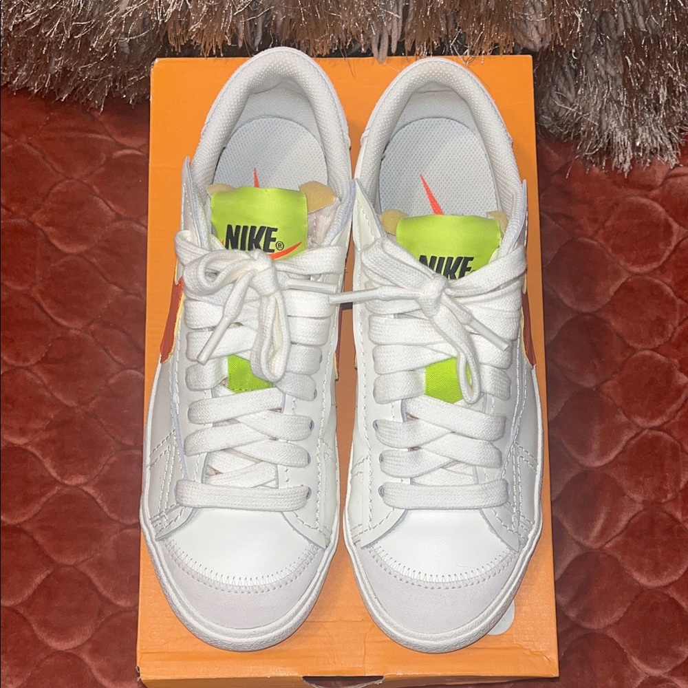 Nike Women’s blazers 77 Low-Top Sneakers with Neon Green Tongue - Picture 4 of 6